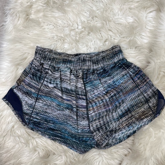 Lululemon Hotty Hot‎ Shorts in Digital Oasis 6 - Picture 3 of 8